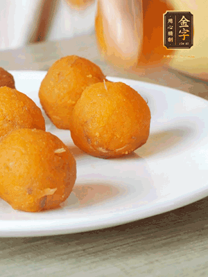 融化的黃油、芝士粉攪勻，加糖粉、蛋液、淡奶油、咸蛋黃攪勻，再加入玉米淀粉、奶粉拌勻，用不粘鍋炒至抱團(tuán)