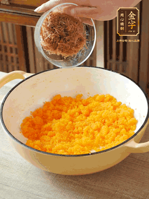 加火腿絲拌均，分成37g一個(gè)餡料，冷凍30分鐘