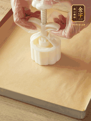 取一個(gè)面團(tuán)，捏扁，中間厚，四周薄?；⒖谕贤疲钡绞湛?，把餅胚放入模具里，壓2-3下