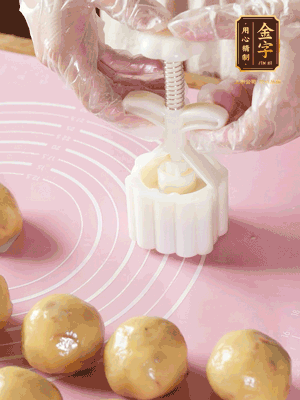 收緊虎口搓圓，裹上一層面粉，放入模具壓一壓