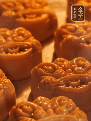 表面噴上水，烤箱預熱至190℃，170℃烤10分鐘