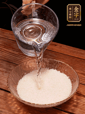 大米提前浸泡30分鐘。干香菇泡發(fā)切成條；蝦米提前浸泡2小時