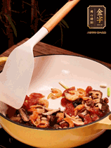 蔥白、干香菇、蝦米、香腸片略微翻炒才出香味，然后倒入料汁（生抽3勺、蠔油2勺、胡椒粉少許）、大米拌勻