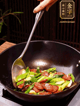 油熱下香腸炒至兩面微焦，下姜蒜、干辣椒、小米椒碎爆香