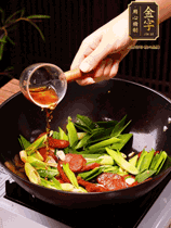 下蒜苗炒軟，沿鍋邊烹入一勺料酒，加醬油、蠔油、白糖調味炒勻