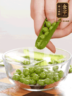 處理食材，藕切片，豌豆剝殼，菱角剝殼， 依次焯水