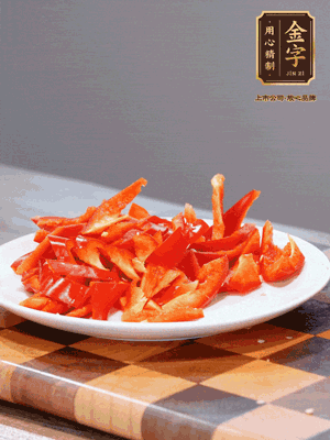 藕帶洗凈，斜切成小段備用、姜切絲、蒜切片、辣椒斜切，再切少許蒜