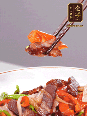 下藕帶、青紅辣椒翻炒均勻