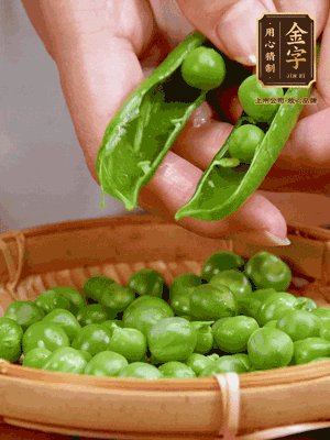 甜豆去殼，剝出甜豆米。百合小心剝成片。