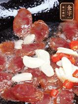 香腸煸香，加大蒜、小米辣增加香味