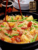 加水，沒(méi)過(guò)大部分食材。把瀝干水分的米飯均勻地鋪在上面，筷子戳幾個(gè)洞