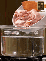 麻鴨切塊，冷水下鍋，加蔥姜、料酒焯水。撈出溫水洗凈