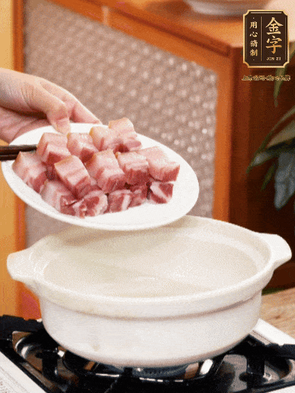 鍋內(nèi)倒油，下咸肉微微煸炒，再放排骨炒一下