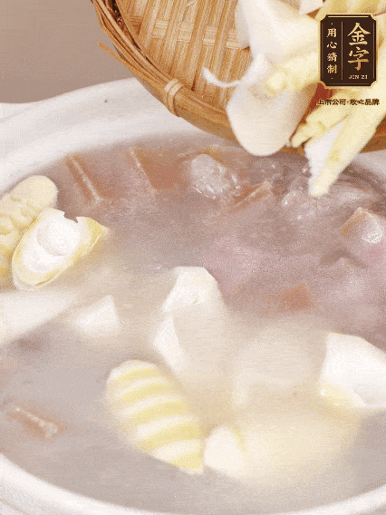 小火燉20分鐘后，放入春筍燉15分鐘