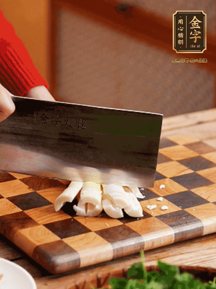 春筍剝?nèi)ネ鈿?，拍碎切成小條