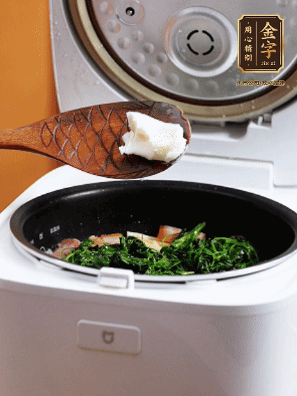 放入電飯鍋、加1勺豬油翻拌均勻