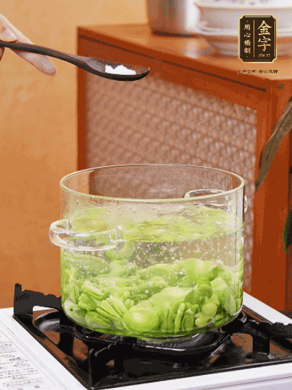 蠶豆剝?nèi)ネ鈿?，加鹽焯水30秒