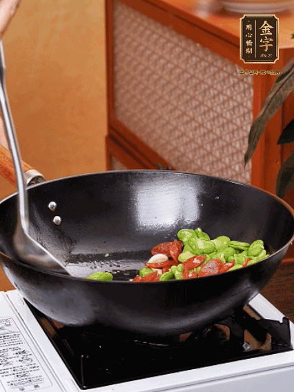 再放入蠶豆翻炒，加一點(diǎn)點(diǎn)醬油調(diào)味