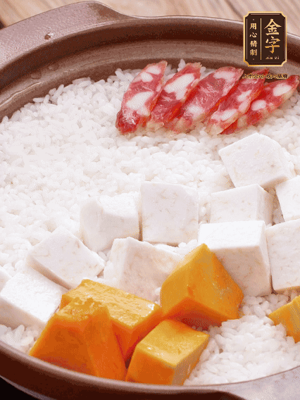 砂鍋涂油，放入泡好的大米。鋪上芋頭、南瓜，倒入開(kāi)水剛好沒(méi)過(guò)，中火煮到水收干