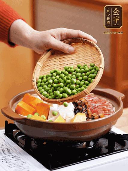 再鋪上臘腸、醬油肉、豌豆，小火煲6分鐘