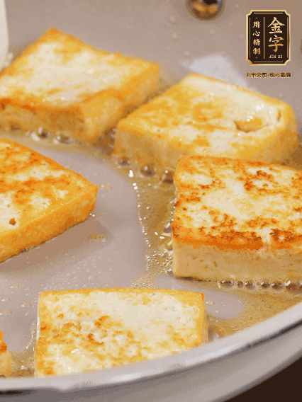 豆腐切片，兩面煎一下備用；春筍切段