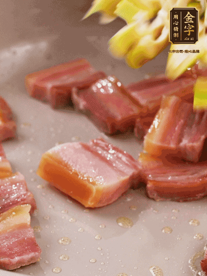 再放春筍翻炒一下，倒入砂鍋中，加適量的熱水，大火燜煮6分鐘