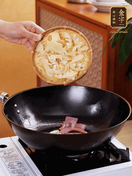 油熱，下蒜末、火腿煸炒出香味，再下筍片微微翻炒