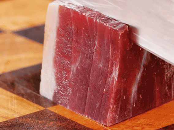 金字火腿去皮切片，溫水浸泡5分鐘