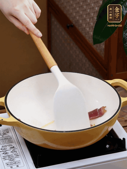 油熱，姜絲、火腿微微煸出香味