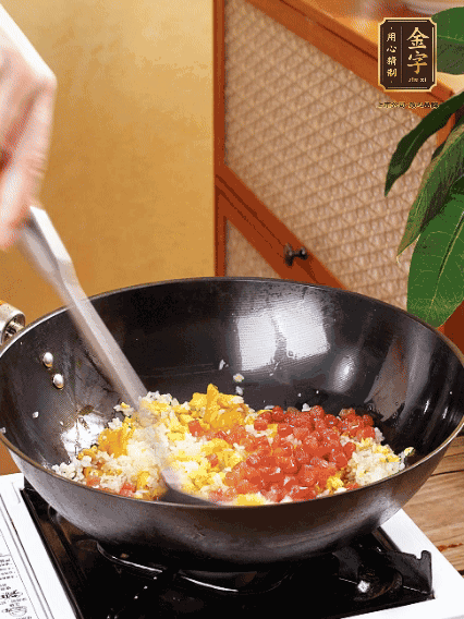 放隔夜飯攪散，加香腸，1勺生抽、半勺鹽調(diào)味。最后撒蔥花