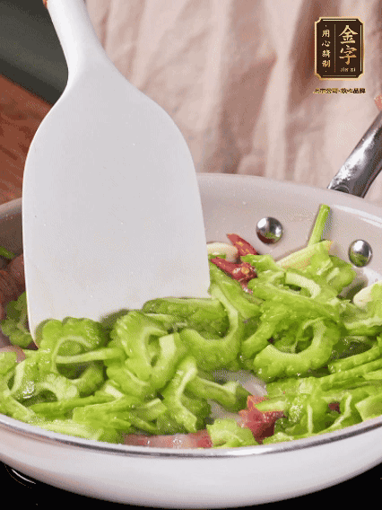 熱油，火腿、蔥姜、干辣椒煸香，再下苦瓜翻炒