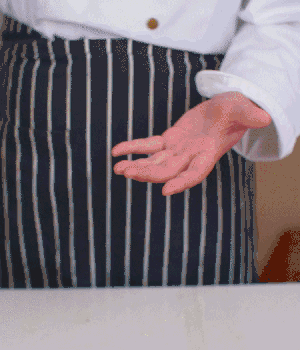 小蔥切碎，淡火腿切碎。