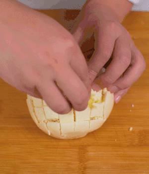 在縫隙里塞適量馬蘇里拉奶酪、再塞入淡火腿碎。