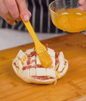 放在烤盤上，表面先刷一層玉米油，再刷一層蛋黃液。