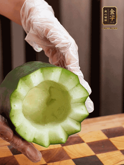 將小冬瓜洗凈，頂端切開去瓜瓤，改刀切口呈鋸齒狀