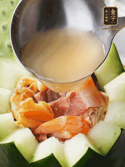 煮好后，盛入冬瓜盅。放入鍋中，可繼續(xù)燉煮，越燉越有味