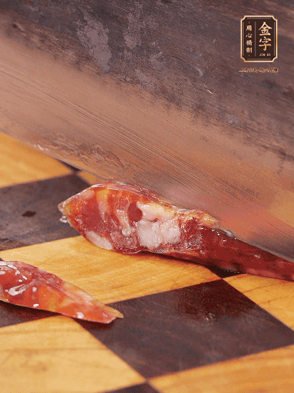 金字金華香腸切片，調(diào)制煲仔飯料汁：生抽2勺+蠔油1勺+1勺芝麻油+半勺糖