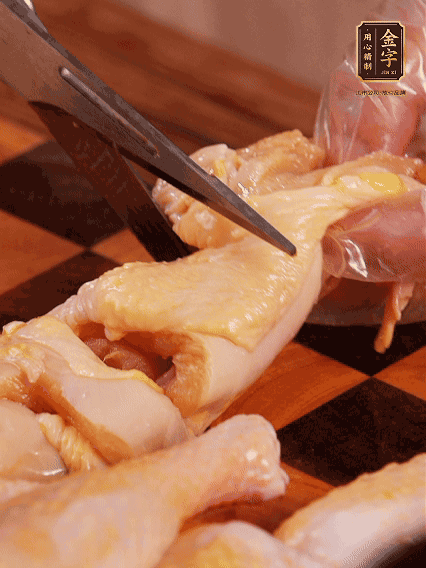 土雞處理干凈，切成大塊，加蔥姜、花雕酒、鹽腌制10分鐘