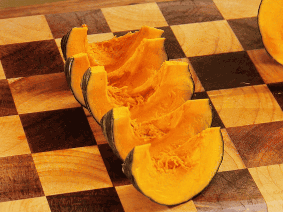 貝貝南瓜去瓤切小塊；干香菇熱水泡發(fā)，切條