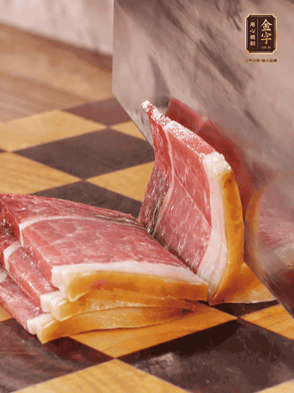 金字火腿切片，溫水浸泡5分鐘；肉皮泡發(fā)，切成小塊。