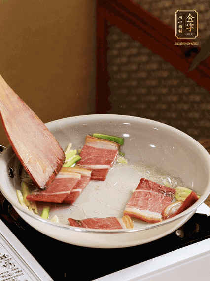 熱油下鍋，火腿、蔥姜蒜煸出香味備用