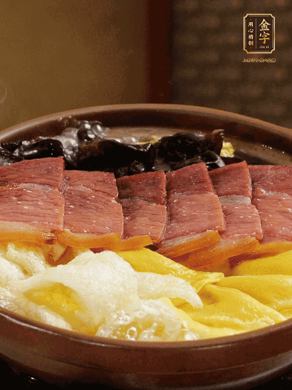 最后胡椒粉調(diào)味，撒小蔥花點(diǎn)綴