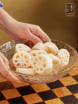 蓮藕洗凈削皮，切大塊，用鹽、糖腌制30分鐘。