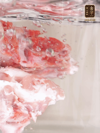 豬骨冷水下鍋，加蔥姜、料酒焯水4分鐘。