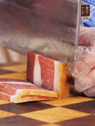 金字火腿切片，溫水浸泡5分鐘