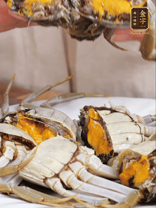 大閘蟹處理干凈，一切兩半。
