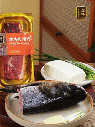 花鰱魚頭處理干凈（刮黑膜、除貼骨血、拔魚牙、剪魚鰭、刮凈魚肉表面雜質(zhì)），從中間劈開成兩半，擦干水分