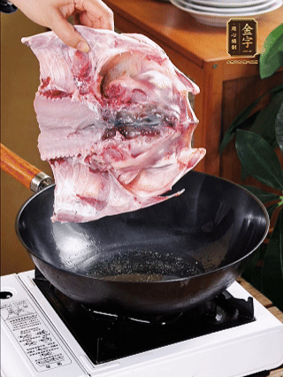 鍋里油燒熱（一半豬油、一半玉米油），放入魚頭，把魚頭煎至少兩面金黃