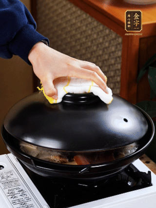 大火燒開，大火煮10~15分鐘。放入切好的豆腐，再煮5分鐘