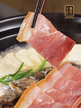 加入一丟丟鹽，撒點(diǎn)胡椒粉，蔥段點(diǎn)綴